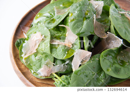 木盤裝嫩菠菜沙拉 木盤裝嫩菠菜沙拉 132694614