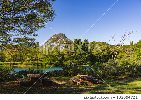 從高波池湖畔眺望妙城山 132694721