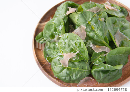 木盤裝嫩菠菜沙拉 132694758