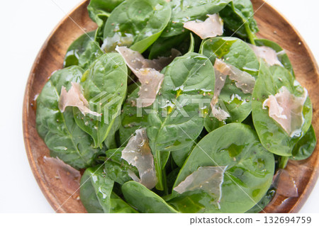 木盤裝嫩菠菜沙拉 132694759
