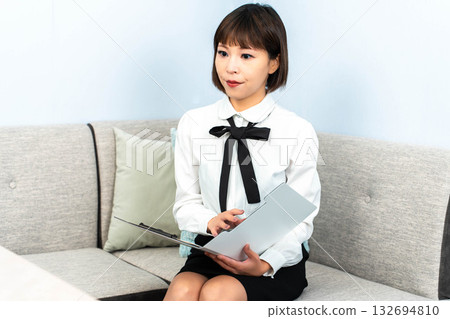 Secretary reporting in the reception room 132694810