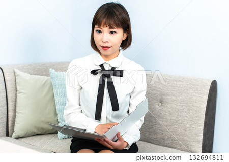 Secretary reporting in the reception room 132694811