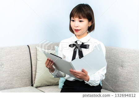 Secretary reporting in the reception room 132694812