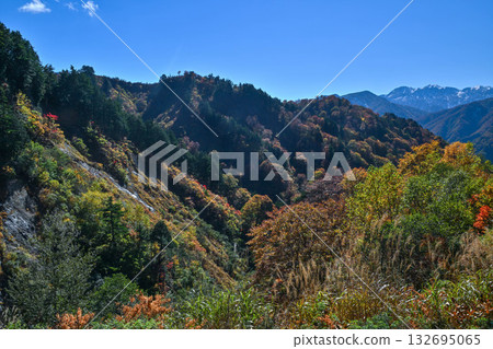 錦秋白山白川鄉白色道路 錦秋白山白川鄉白色道路 132695065