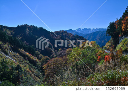 錦秋白山白川鄉白色道路 錦秋白山白川鄉白色道路 132695069