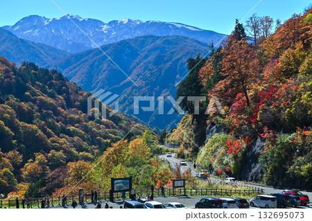 錦秋白山白川鄉白色道路 錦秋白山白川鄉白色道路 132695073