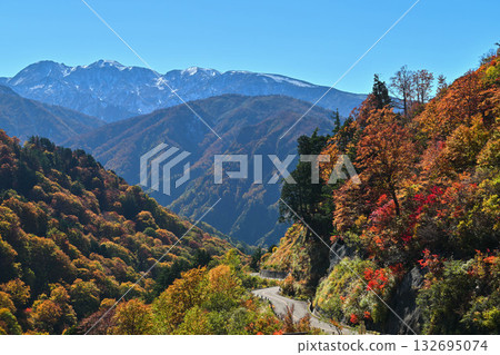 錦秋白山白川鄉白色道路 錦秋白山白川鄉白色道路 132695074