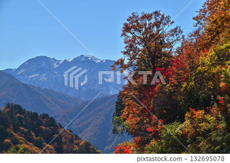 錦秋白山白川鄉白色道路 132695078
