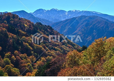 錦秋白山白川鄉白色道路 錦秋白山白川鄉白色道路 132695082