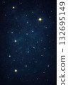 深邃的夜空背景，點綴著閃爍的金色星星（夢幻般的北歐風格） 132695149