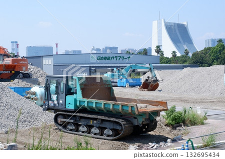 施工現場的重型機械 132695434