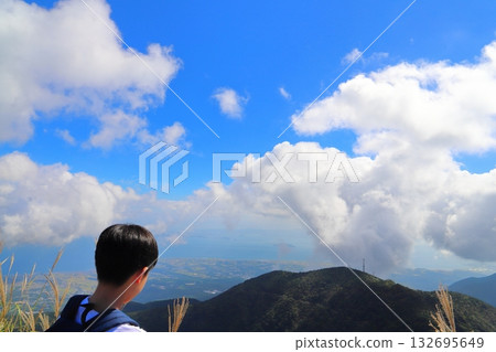 一個男孩站在妙劍嶽山頂的觀景台上眺望遠方。 132695649