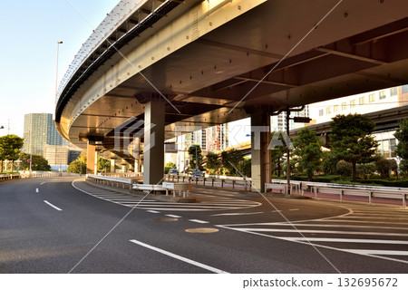 Evening view of Shinagawa Metropolitan Expressway Route 1 132695672