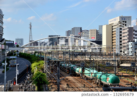 一列貨運列車正駛過埼玉新都心站。 132695679