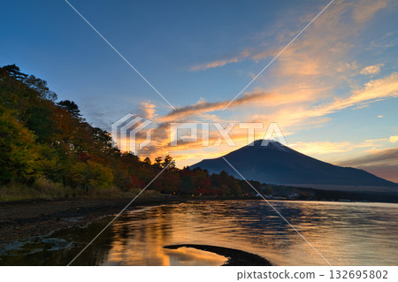 山中湖和富士山在秋天的顏色 山中湖和富士山在秋天的顏色 132695802