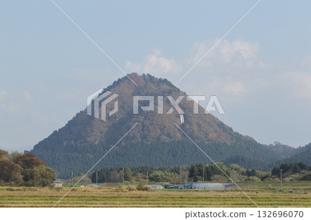 秋日稻田倒映著群山。 132696070