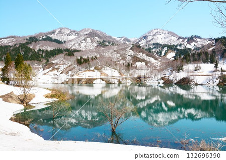 Early spring snow on the Harama River Dam Lake in Uonuma City, Niigata Prefecture 132696390