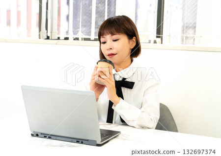 一位女士正在休息喝咖啡 一位女士正在休息喝咖啡 132697374