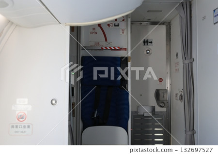 緊急出口座位 132697527