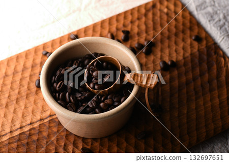 咖啡豆和木匙放在木板上 132697651