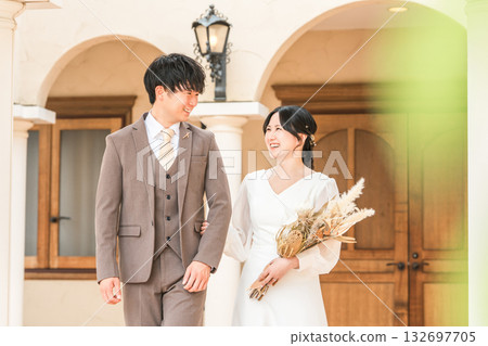 新郎新娘走過婚禮大廳(入口、出口、婚禮、亞洲) 新郎新娘走過婚禮大廳(入口、出口、婚禮、亞洲) 132697705