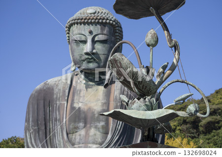 湛藍的天空和鎌倉大佛。 湛藍的天空和鎌倉大佛。 132698024