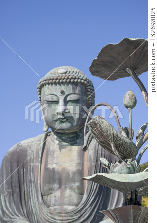 Refreshing blue sky and the Great Buddha of Kamakura 132698025