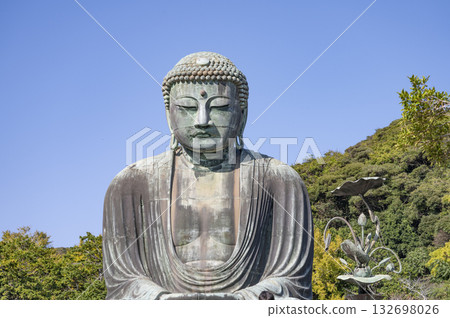 Refreshing blue sky and the Great Buddha of Kamakura 132698026
