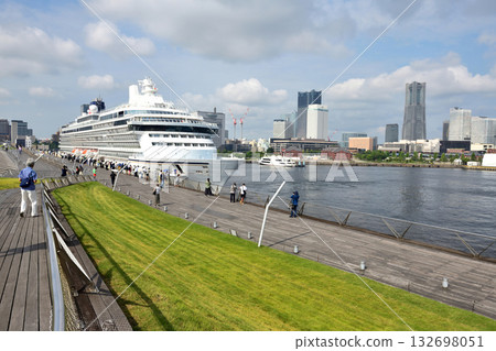 停靠橫濱大棧橋碼頭的豪華遊輪 停靠橫濱大棧橋碼頭的豪華遊輪 132698051