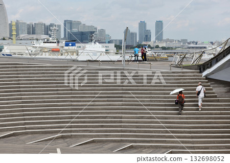 Luxury cruise ship calling at Yokohama Osanbashi Pier Luxury cruise ship calling at Yokohama Osanbashi Pier 132698052