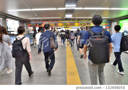 人們正穿過中野站的地下通道前往檢票口。 132698058