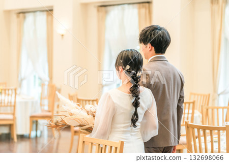 新娘和新郎進出婚禮儀式和招待會 132698066