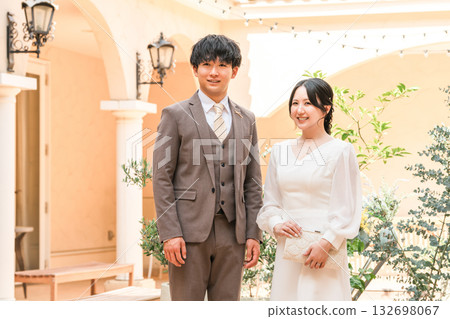 婚禮招待會、婚後派對、身著婚紗的新郎新娘、盛裝打扮的夫婦、富有的、富裕的 婚禮招待會、婚後派對、身著婚紗的新郎新娘、盛裝打扮的夫婦、富有的、富裕的 132698067