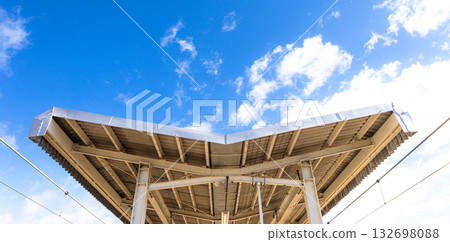 藍天和車站月台的屋頂 藍天和車站月台的屋頂 132698088