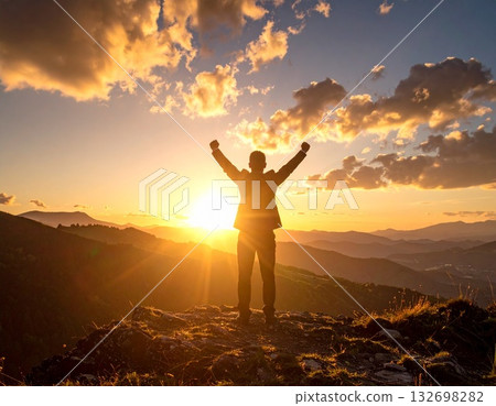 成功的商人站在山頂欣賞日出 132698282