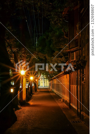 夜晚，城崎溫泉一條安靜的街道被路燈照亮。 132698607