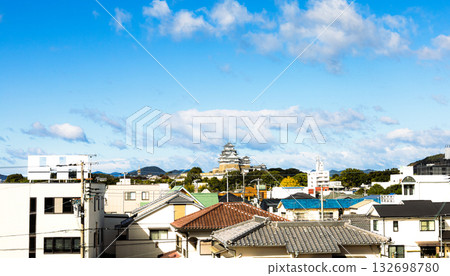 從姬路市JR阪罟線京口月月台眺望姬路城 從姬路市JR阪罟線京口月月台眺望姬路城 132698780