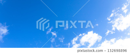 藍天白雲的簡單風景 132698896