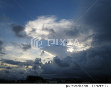 雲和飛機 132699317