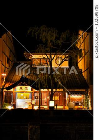夜幕下的城崎溫泉:柳湯溫泉溫暖的燈光 夜幕下的城崎溫泉:柳湯溫泉溫暖的燈光 132699708