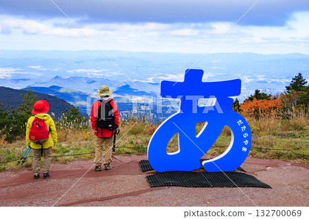 Mt. Adatara at its best when the autumn leaves are in full bloom 132700069