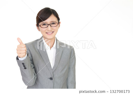 女子做出表示贊同的手勢 女子做出表示贊同的手勢 132700173