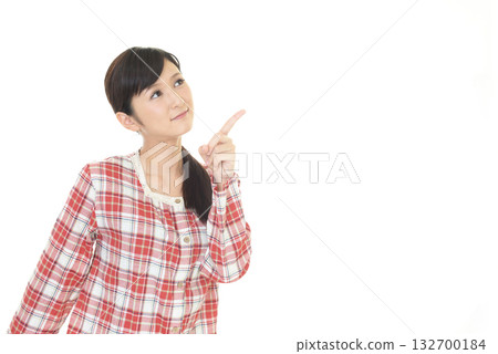 穿著睡衣的女人指著 穿著睡衣的女人指著 132700184