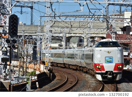 黑潮287系特快列車駛過美秀園區。超級黑潮號複製品。 132700192