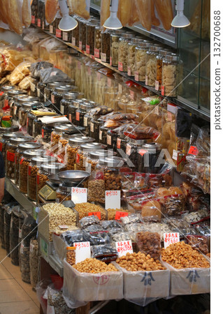 在香港德勝西路的一家豪華乾糧店出售優質食品。許多乾食品不知道它們的用途 132700688