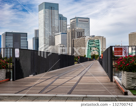 廢棄的晴海鐵路橋已被改造成步道，而當時遺留下來的鐵軌也依然可見。 132700742