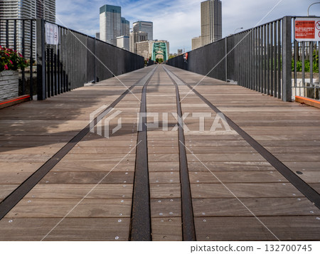 廢棄的晴海鐵路橋已被改造成步道,而當時遺留下來的鐵軌也依然可見。 廢棄的晴海鐵路橋已被改造成步道,而當時遺留下來的鐵軌也依然可見。 132700745