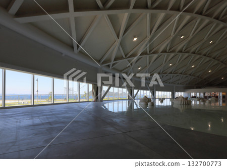 From the windows of the interaction area on the second floor of the main arena at Anabuki Arena Kagawa, you can see the Seto Inland Sea, Bisan Seto and Megijima Island right in front of you. 132700773