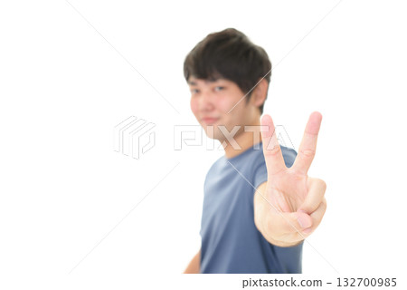 一個男人做 V 字手勢 132700985