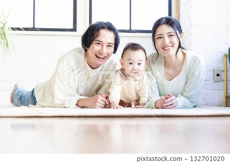 A family relaxing in the living room 132701020